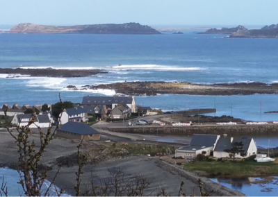 Vue sur le port de locquémeau et au loin l’île milliau à Trébeurden.
